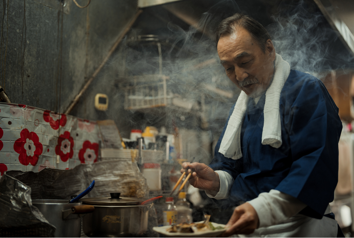 甘妹弄堂主廚專注製作餐點的形象照